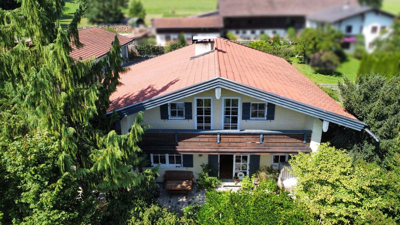 Liegenschaft mit großem Nebengebäude in Vachendorf – Wohnen & Arbeiten in ländlicher Umgebung
